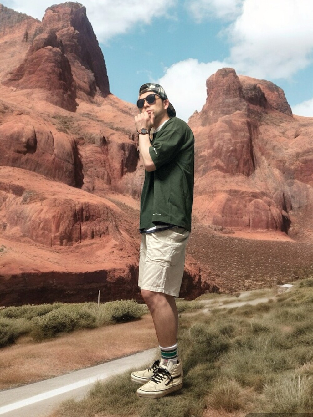 ベージュ系のその他パンツ、ホワイト系のスニーカー、グリーン系のTシャツ/カットソーを着用したメンズの夏コーディネートの3枚目の写真