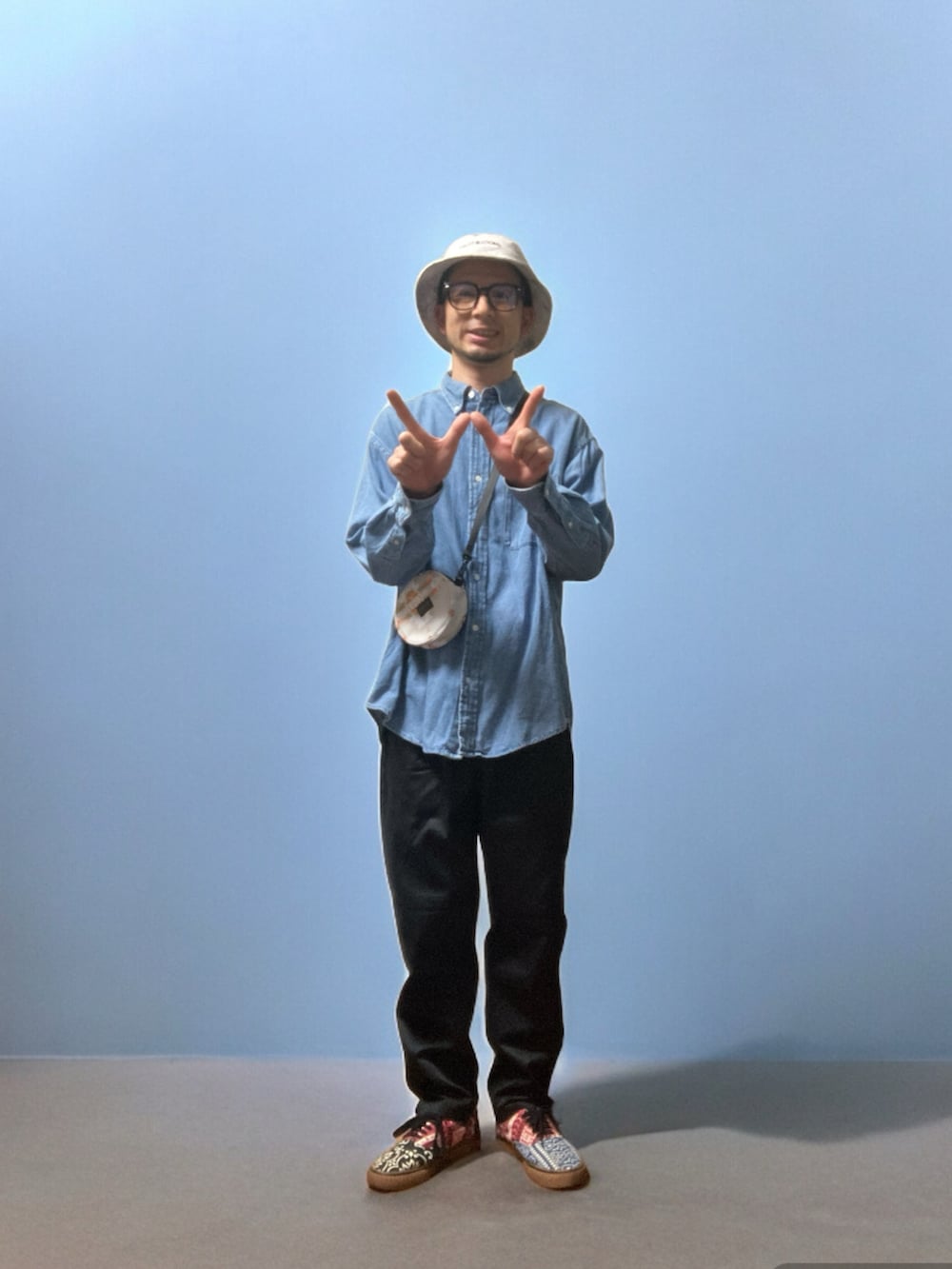 ブラック系のチノパンツ、その他のスニーカー、ブルー系のシャツ/ブラウスを着用したメンズの春コーディネートの3枚目の写真