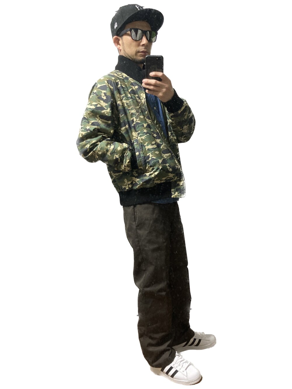 グリーン系のブルゾン、ブルー系のシャツ/ブラウス、ブラウン系のチノパンツを着用したメンズの冬コーディネートの2枚目の写真