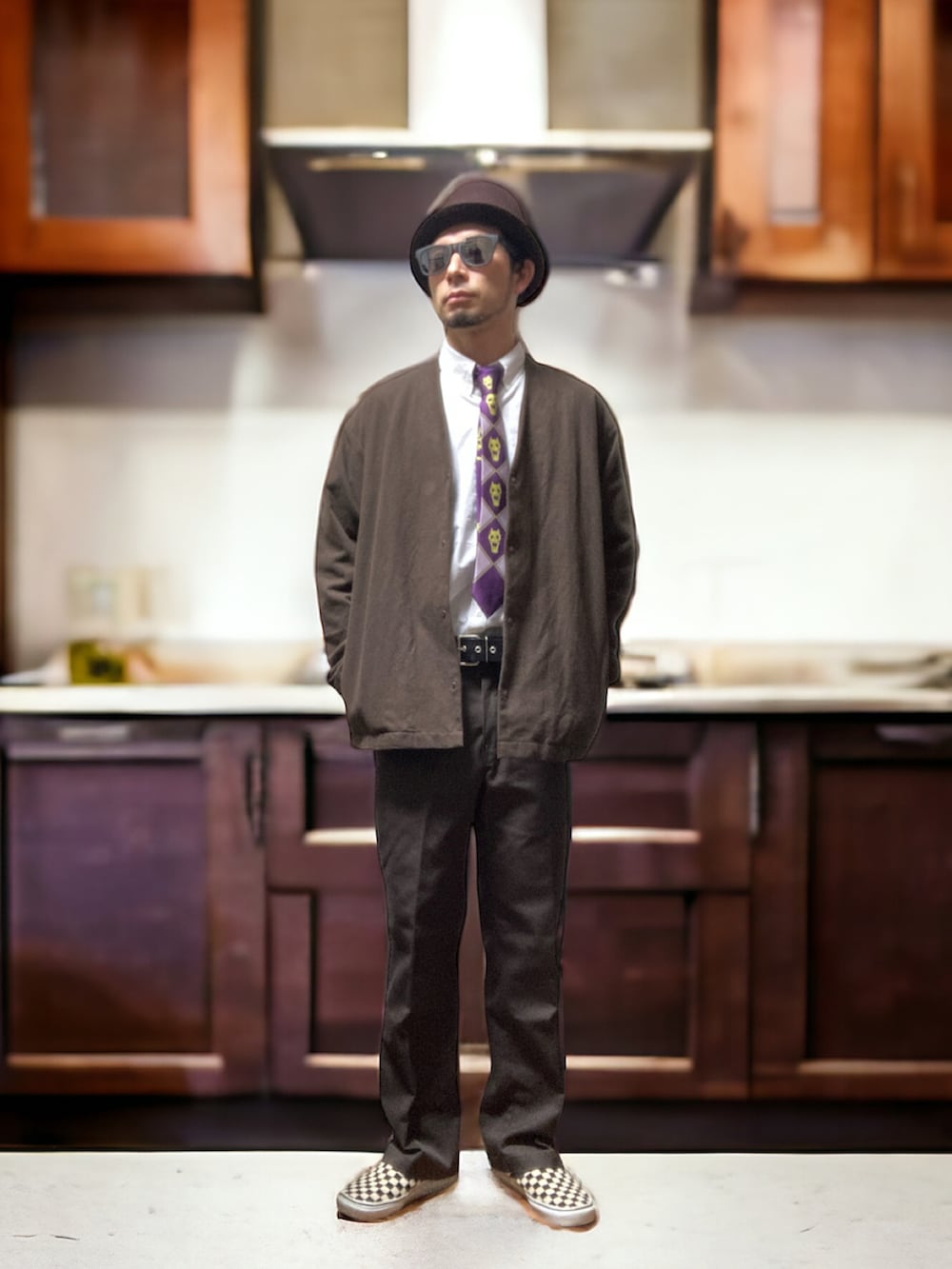 ブラウン系のチノパンツ、ホワイト系のスリッポン、グレー系のシャツ/ブラウスを着用したメンズの春コーディネートの4枚目の写真