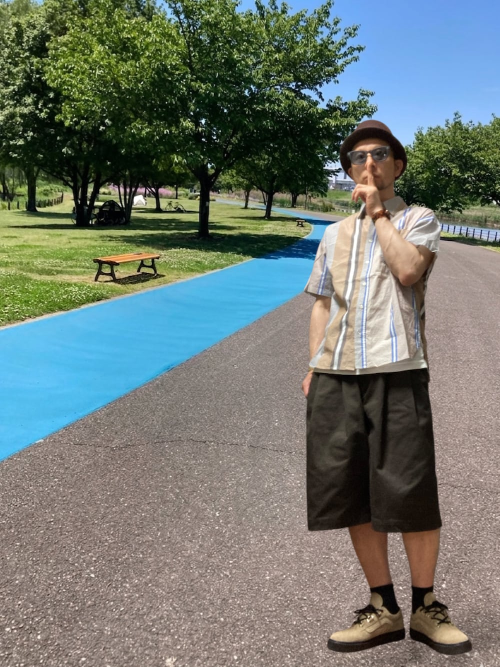 ブラウン系のその他パンツ、ブラウン系のシャツ/ブラウス、ベージュ系のスニーカーを着用したメンズの夏コーディネートの3枚目の写真