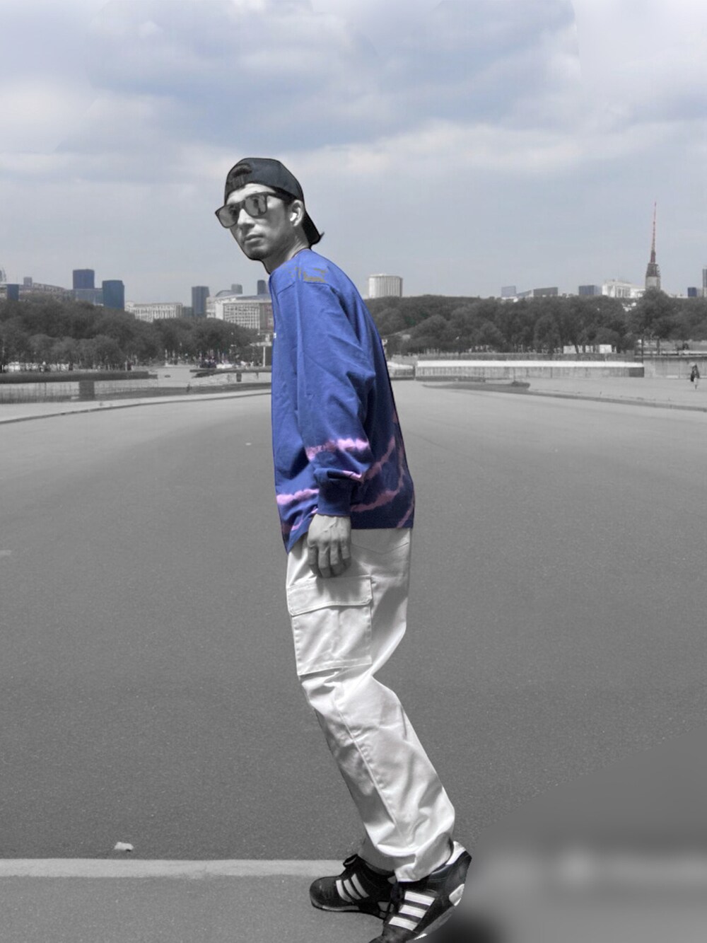 ホワイト系のカーゴパンツ、ブラック系のスニーカー、ブルー系のTシャツ/カットソーを着用したメンズの春コーディネートの2枚目の写真