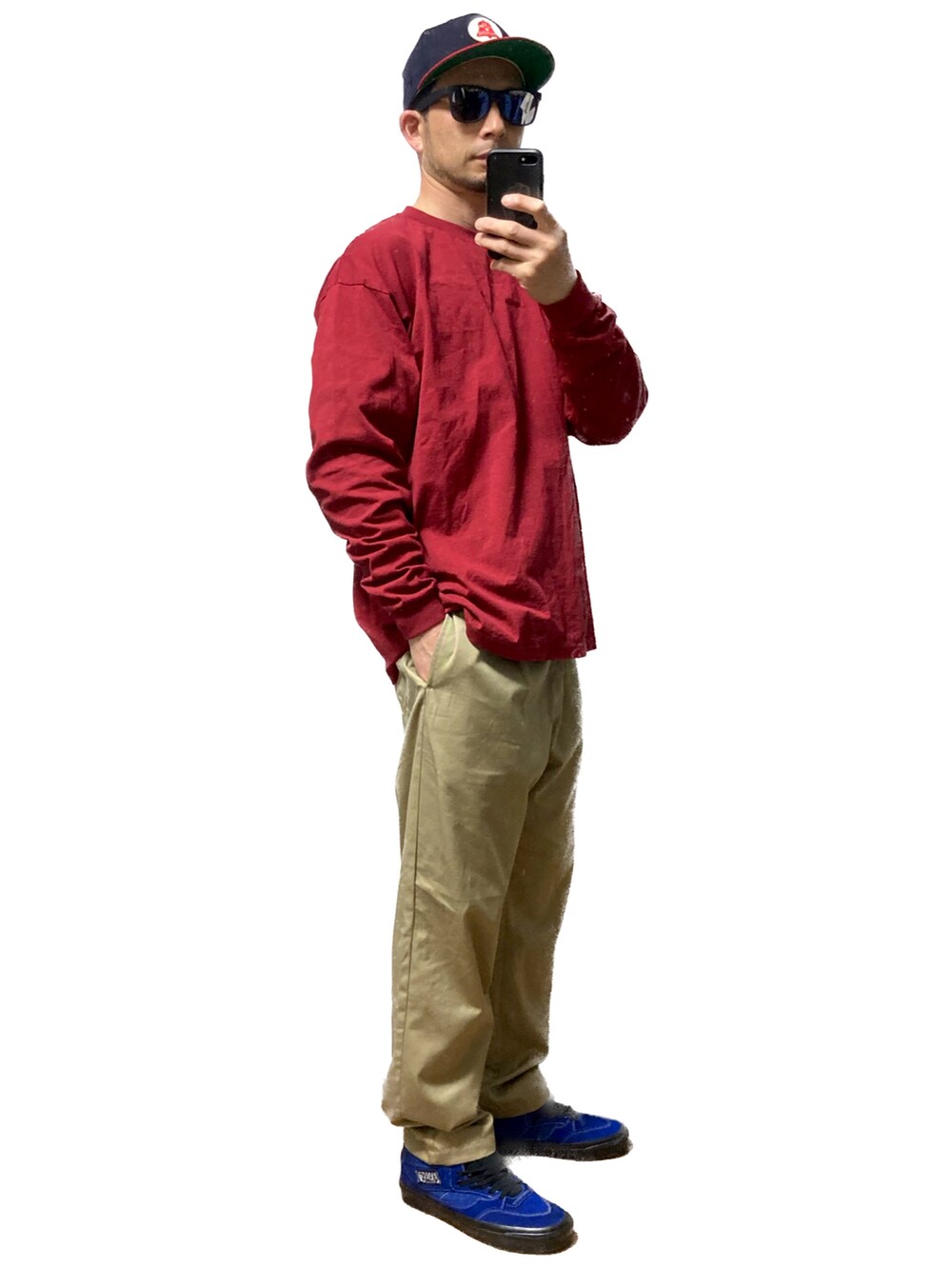 ベージュ系のチノパンツ、ブルー系のスニーカー、レッド系のTシャツ/カットソーを着用したメンズの春コーディネートの4枚目の写真