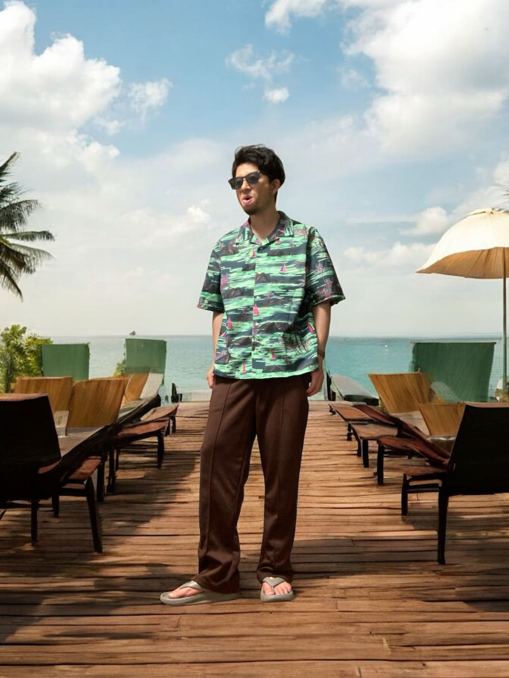 グリーン系のシャツ/ブラウス、ブラウン系のその他パンツ、ベージュ系のサンダルを着用したメンズの夏コーディネートの5枚目の写真