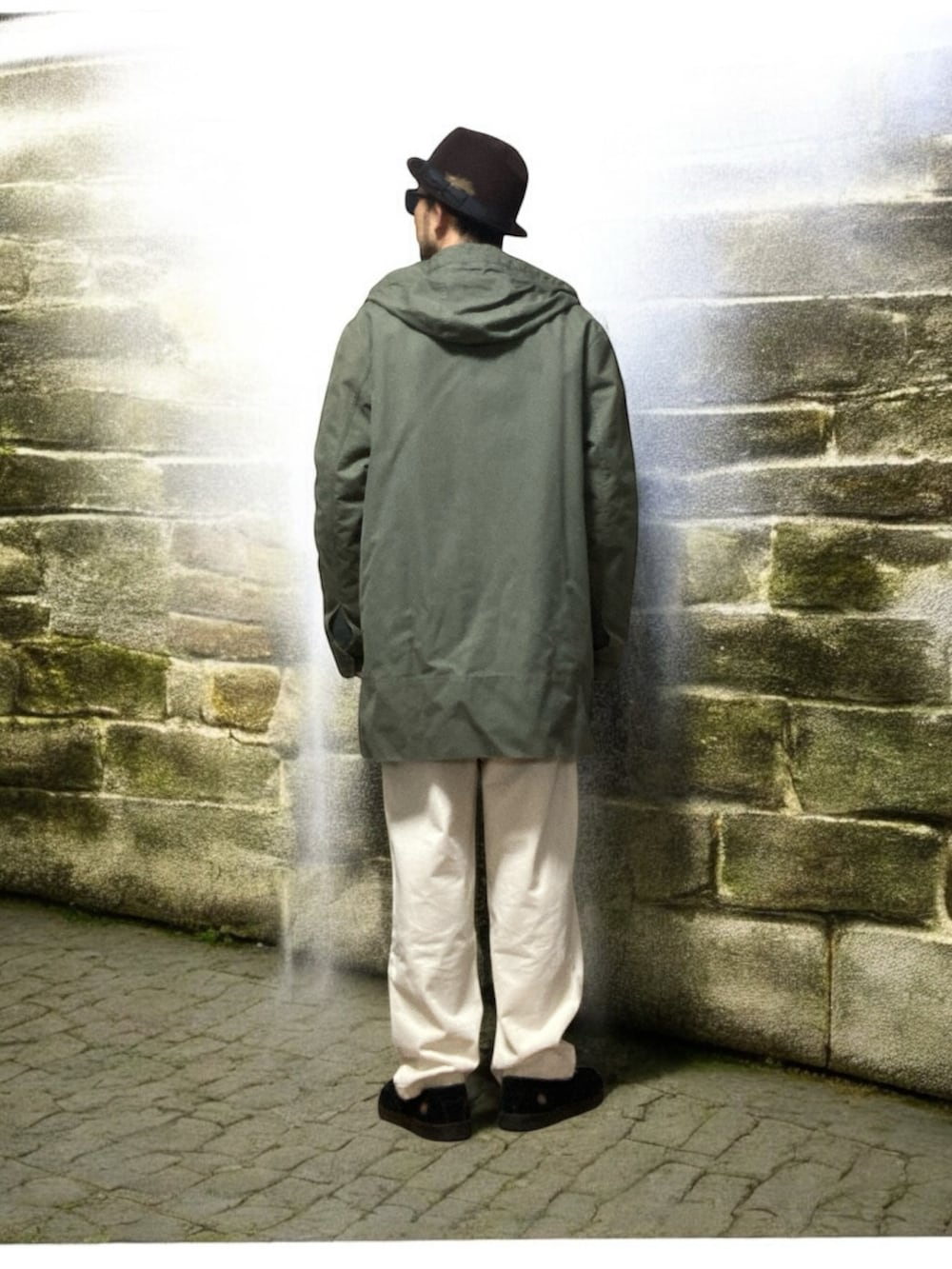 ホワイト系のチノパンツ、ブラック系のローファー、グリーン系のモッズコートを着用したメンズの冬コーディネートの2枚目の写真