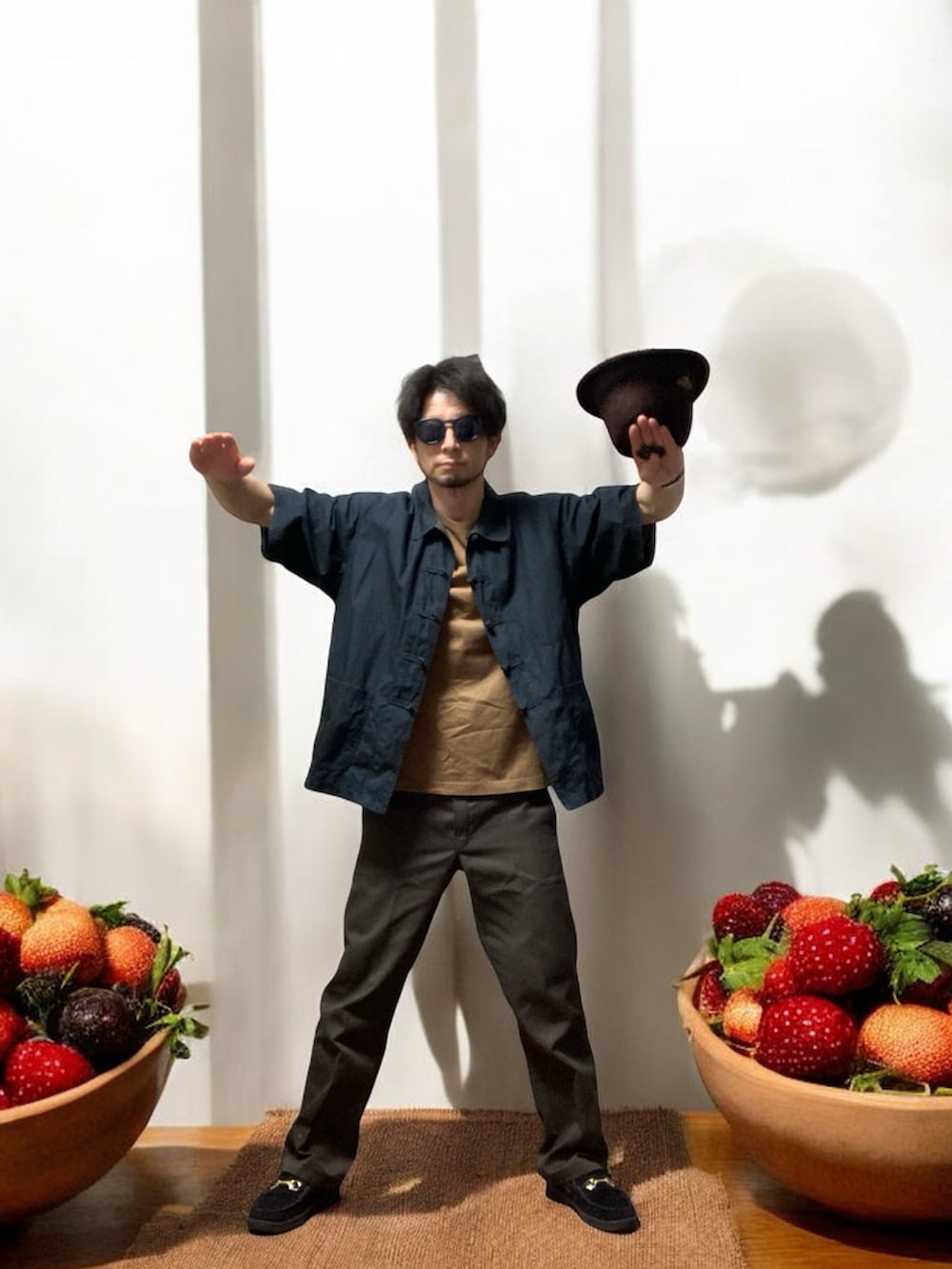 「おじさん、あごひげ、もみあげ、ハット、チャイナシャツ、ワークパンツ、ローファー」｜「GRAVISの【gravis】ODJICK BITS（ローファー、ブラック系）」を使った、モミヒゲさん（メンズ・175cm）の秋コーディネートの5枚目の写真