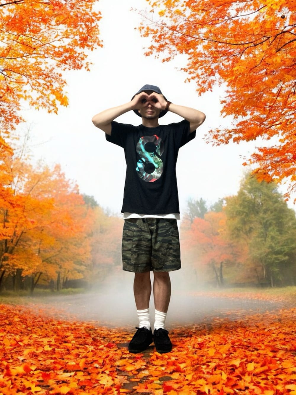その他のカーゴパンツ、ブラック系のモカシン/デッキシューズ、ブラック系のTシャツ/カットソーを着用したメンズの秋コーディネートの4枚目の写真