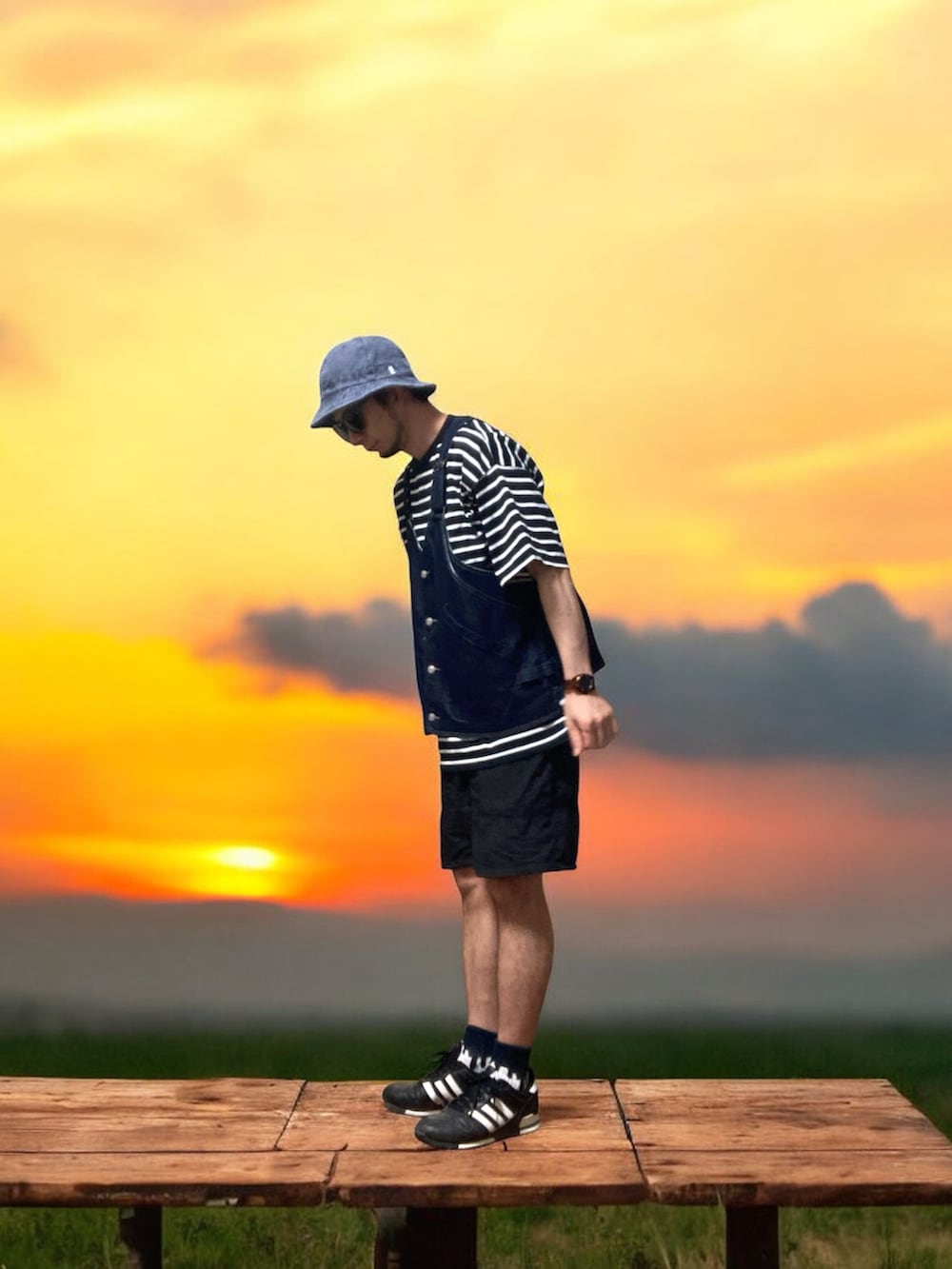 ブラック系のその他パンツ、ブルー系のベスト、ブラック系のTシャツ/カットソーを着用したメンズの秋コーディネートの3枚目の写真