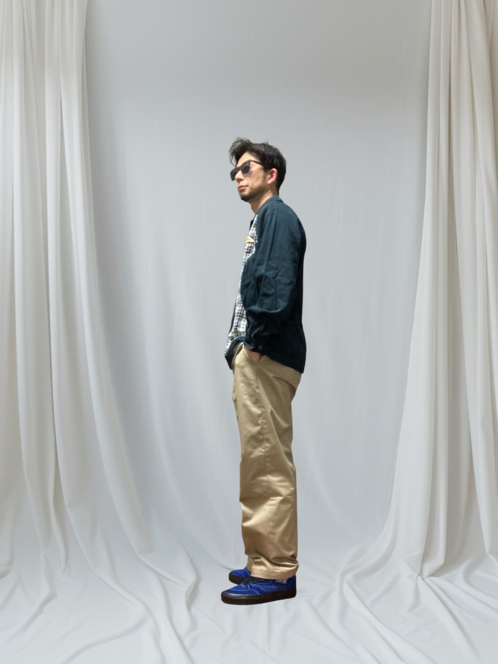 ブルー系のスニーカー、ブルー系のシャツ/ブラウス、グリーン系のナイロンジャケットを着用したメンズの春コーディネートの4枚目の写真