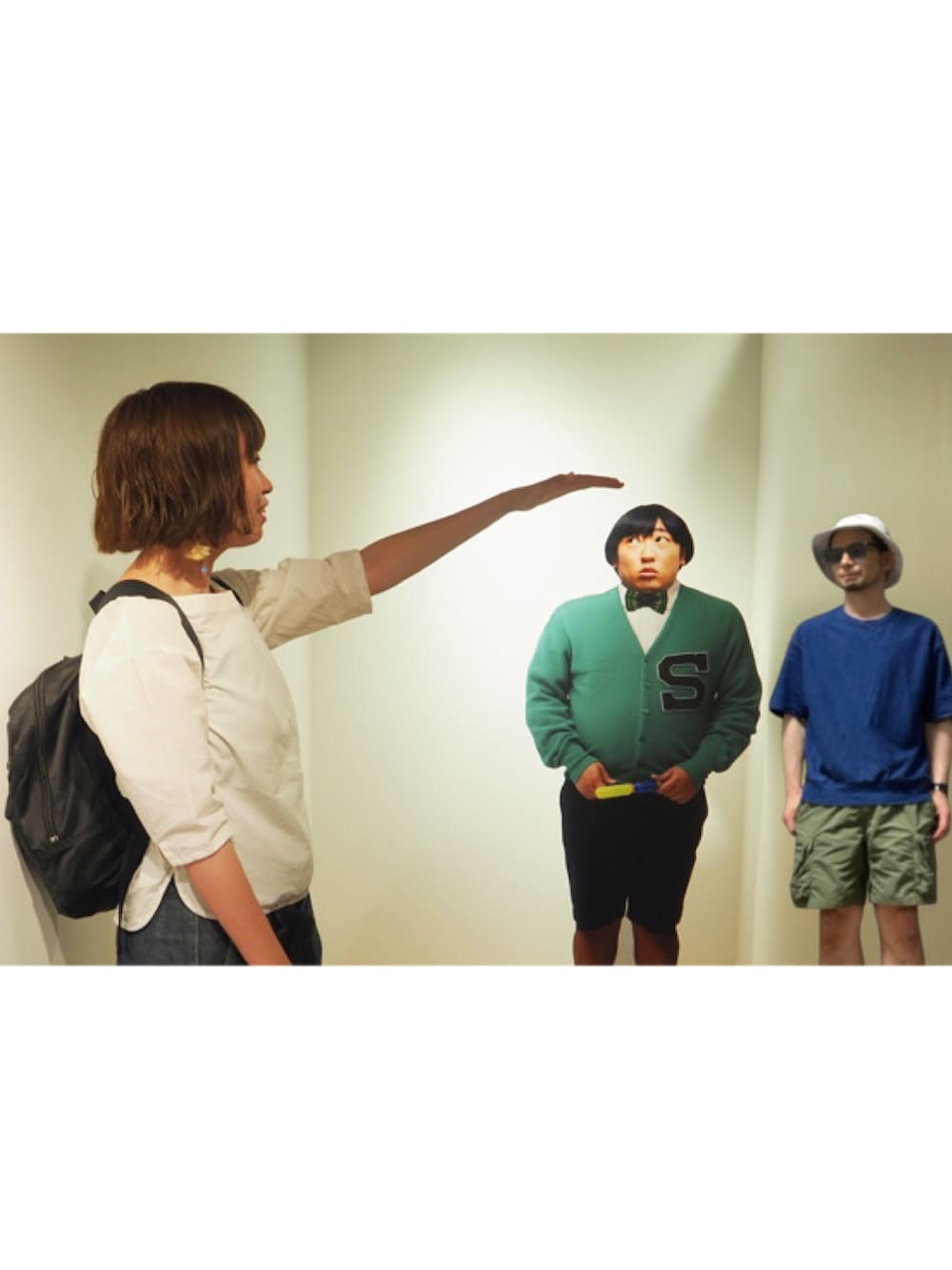 ブルー系のTシャツ/カットソー、グリーン系のカーゴパンツ、ベージュ系のスニーカーを着用したメンズの夏コーディネートの4枚目の写真