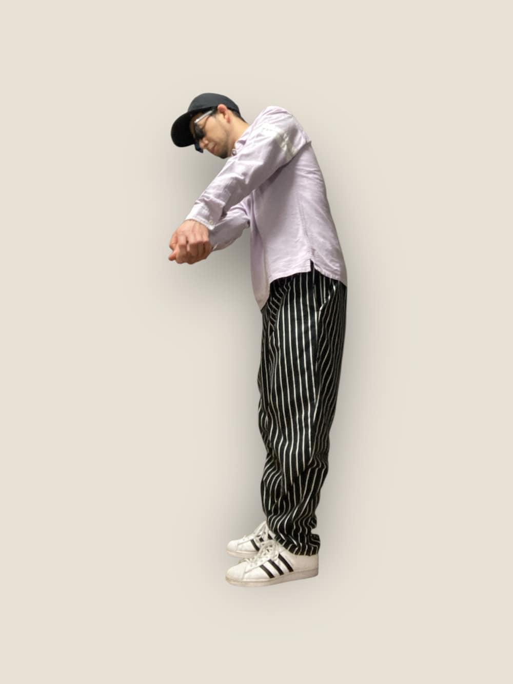 パープル系のシャツ/ブラウス、ホワイト系のスニーカー、ブルー系のスタジャンを着用したメンズの冬コーディネートの5枚目の写真