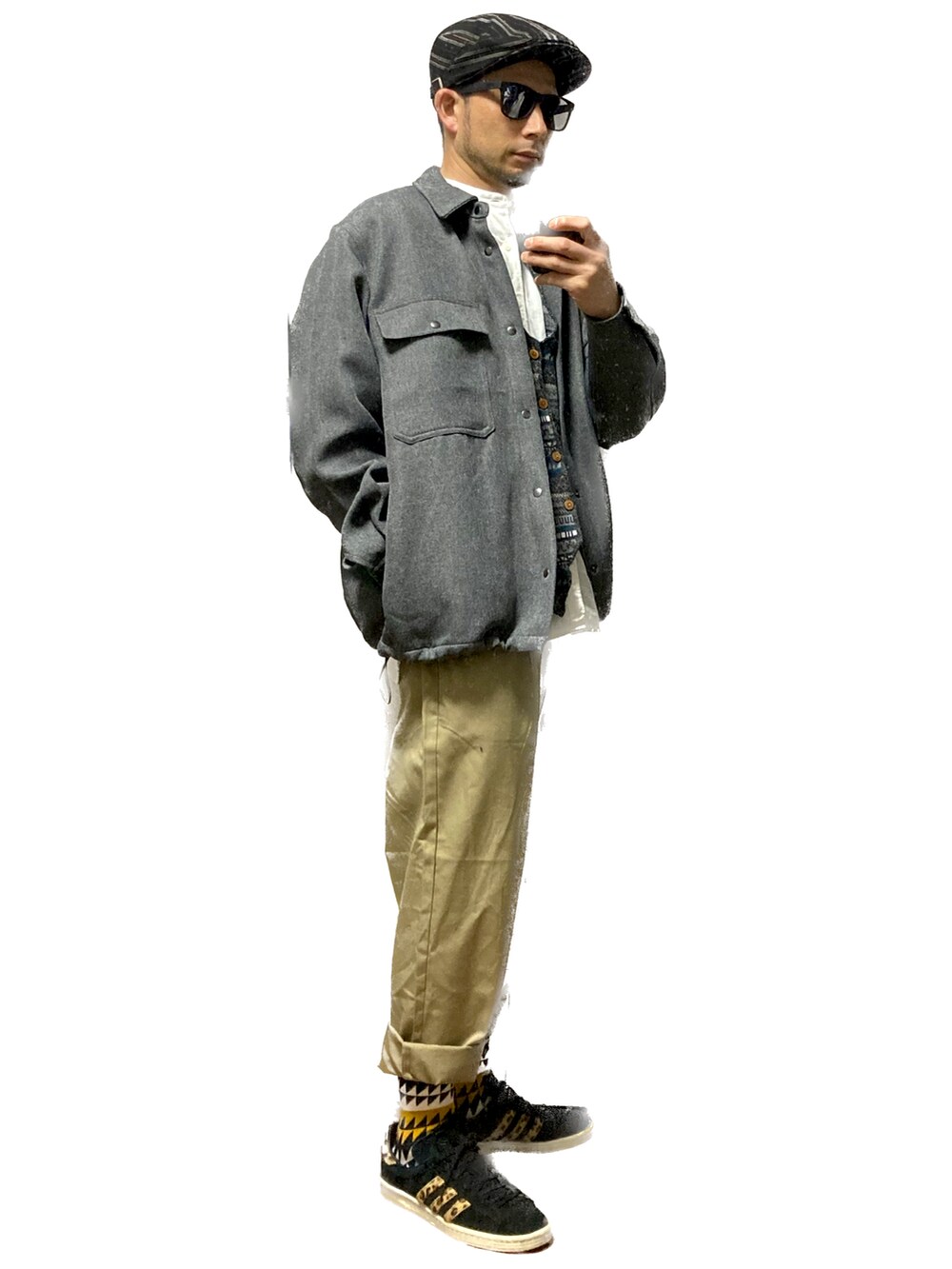 ベージュ系のチノパンツ、ブラック系のスニーカー、グレー系のシャツ/ブラウスを着用したメンズの春コーディネートの2枚目の写真