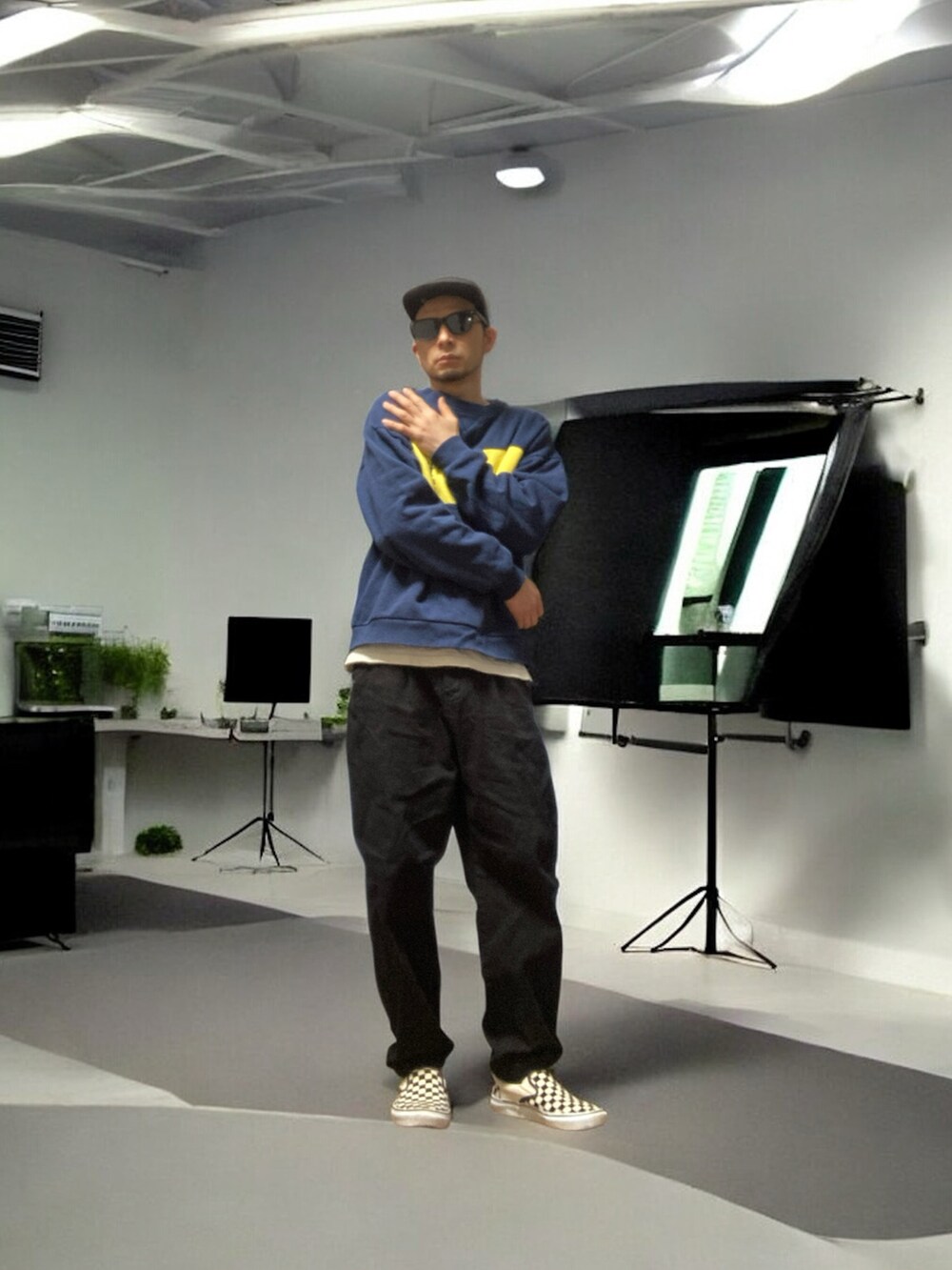 ブラック系のデニムパンツ、ホワイト系のスリッポン、ブルー系のスウェットを着用したメンズの春コーディネートの5枚目の写真