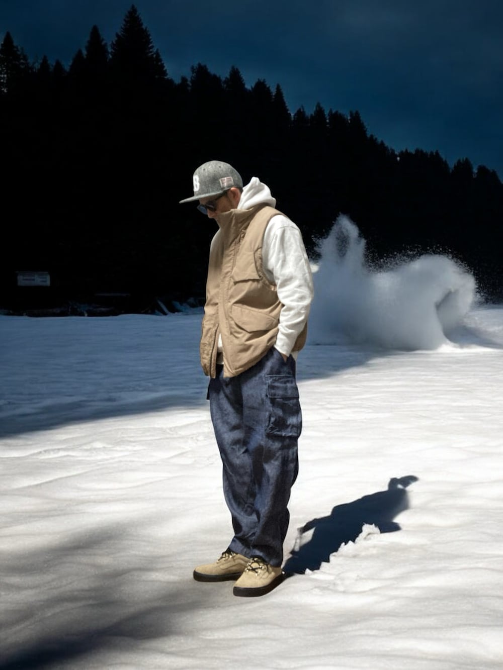 ブルー系のカーゴパンツ、ホワイト系のパーカー、ベージュ系のダウンベストを着用したメンズの冬コーディネートの2枚目の写真