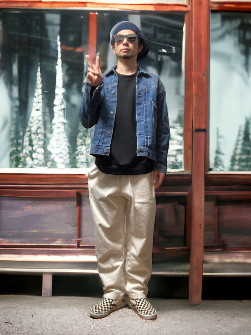 ホワイト系のチノパンツ、ホワイト系のスリッポン、ブラック系のスウェットを着用したメンズの春コーディネートの3枚目の写真