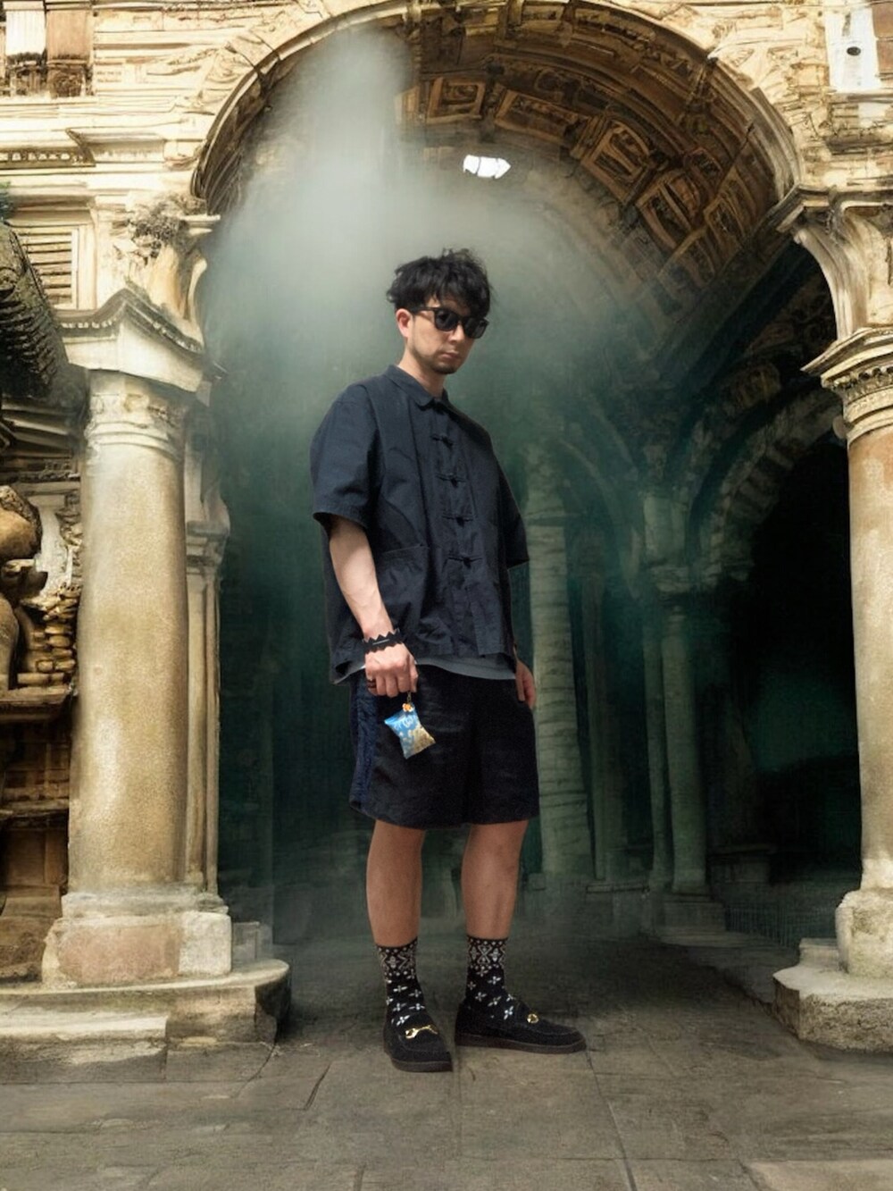 ブラック系のシャツ/ブラウス、ブラック系のその他パンツ、ブラック系のローファーを着用したメンズの春コーディネートの2枚目の写真