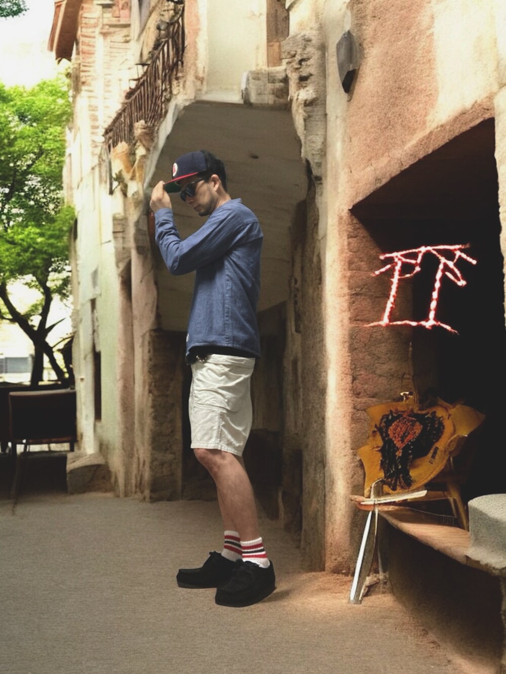 ブルー系のシャツ/ブラウス、ベージュ系のその他パンツ、ブラック系のモカシン/デッキシューズを着用したメンズの夏コーディネートの5枚目の写真