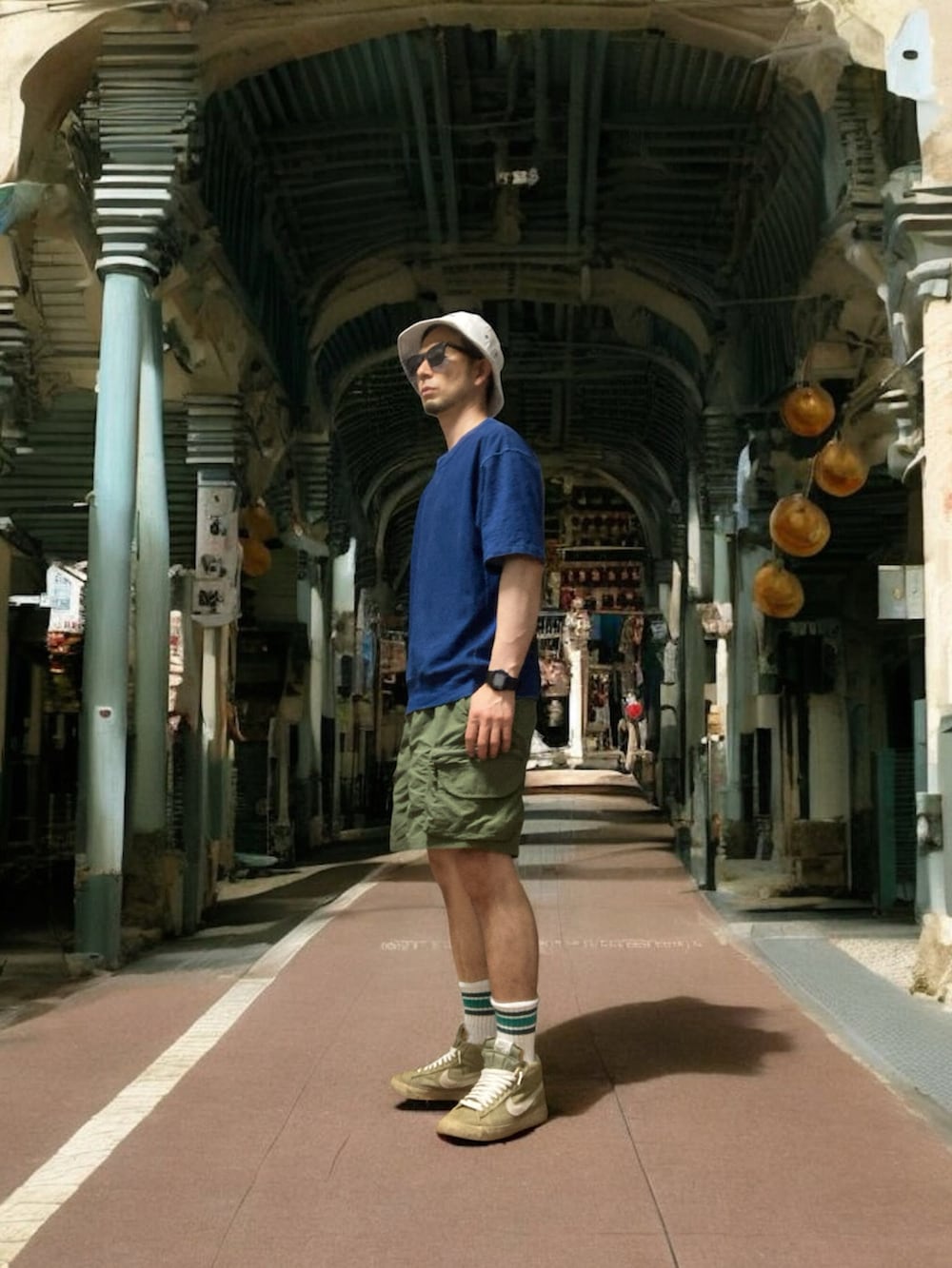 ブルー系のTシャツ/カットソー、グリーン系のカーゴパンツ、ベージュ系のスニーカーを着用したメンズの夏コーディネートの2枚目の写真