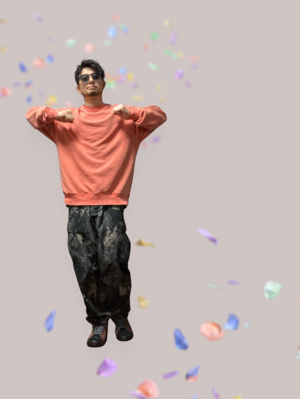 ブラック系のパーカー、オレンジ系のスウェット、グレー系のMA-1を着用したメンズの冬コーディネートの4枚目の写真