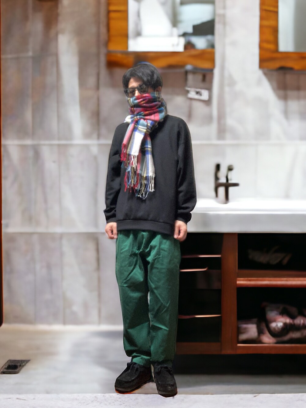 グリーン系のチノパンツ、ブラック系のモカシン/デッキシューズ、グレー系のシャツ/ブラウスを着用したメンズの冬コーディネートの3枚目の写真