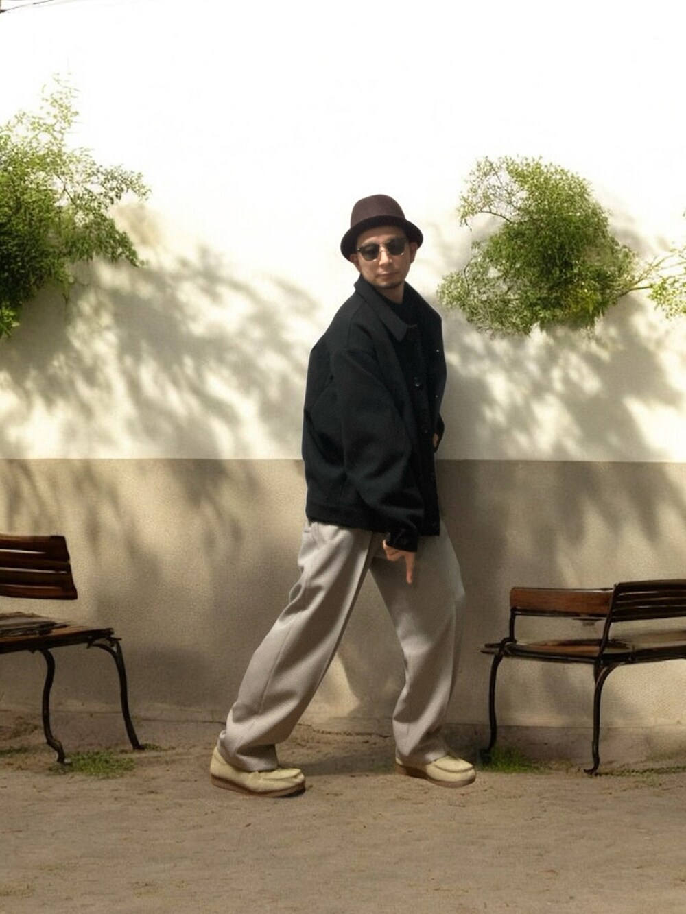 「おじさん、あごひげ、もみあげ、ハット、ニット、スラックス、モカシンシューズ」｜「EMMA CLOTHESのジャケット（その他アウター、ブラック系）」を使った、モミヒゲさん（メンズ・175cm）の冬コーディネートの4枚目の写真