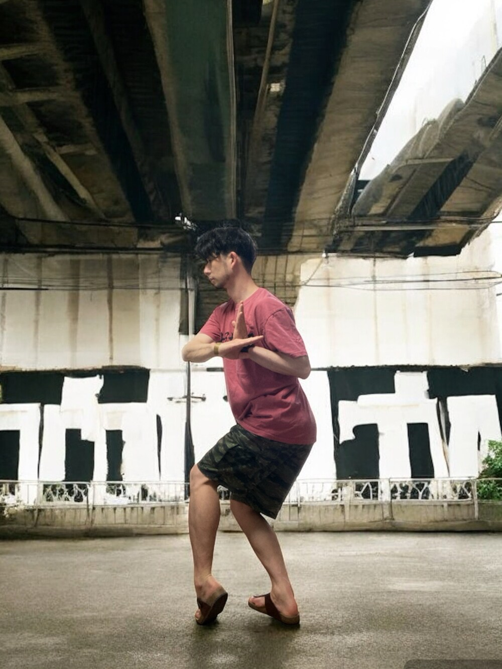 その他のカーゴパンツ、レッド系のTシャツ/カットソー、ブラウン系のサンダルを着用したメンズの夏コーディネートの4枚目の写真