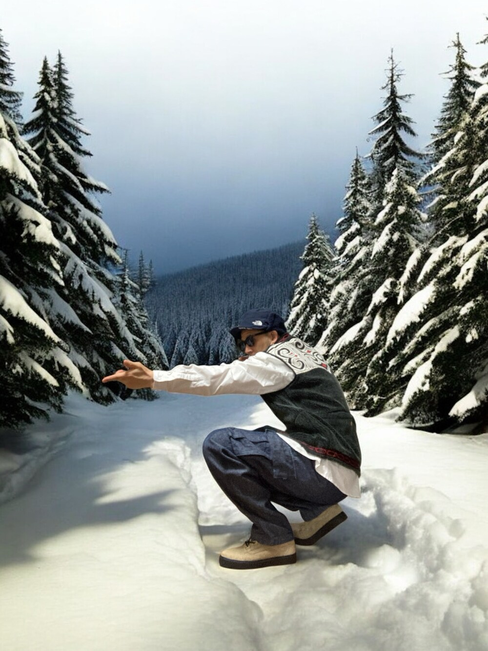 ホワイト系のシャツ/ブラウス、ブルー系のカーゴパンツ、グレー系のベストを着用したメンズの秋コーディネートの3枚目の写真