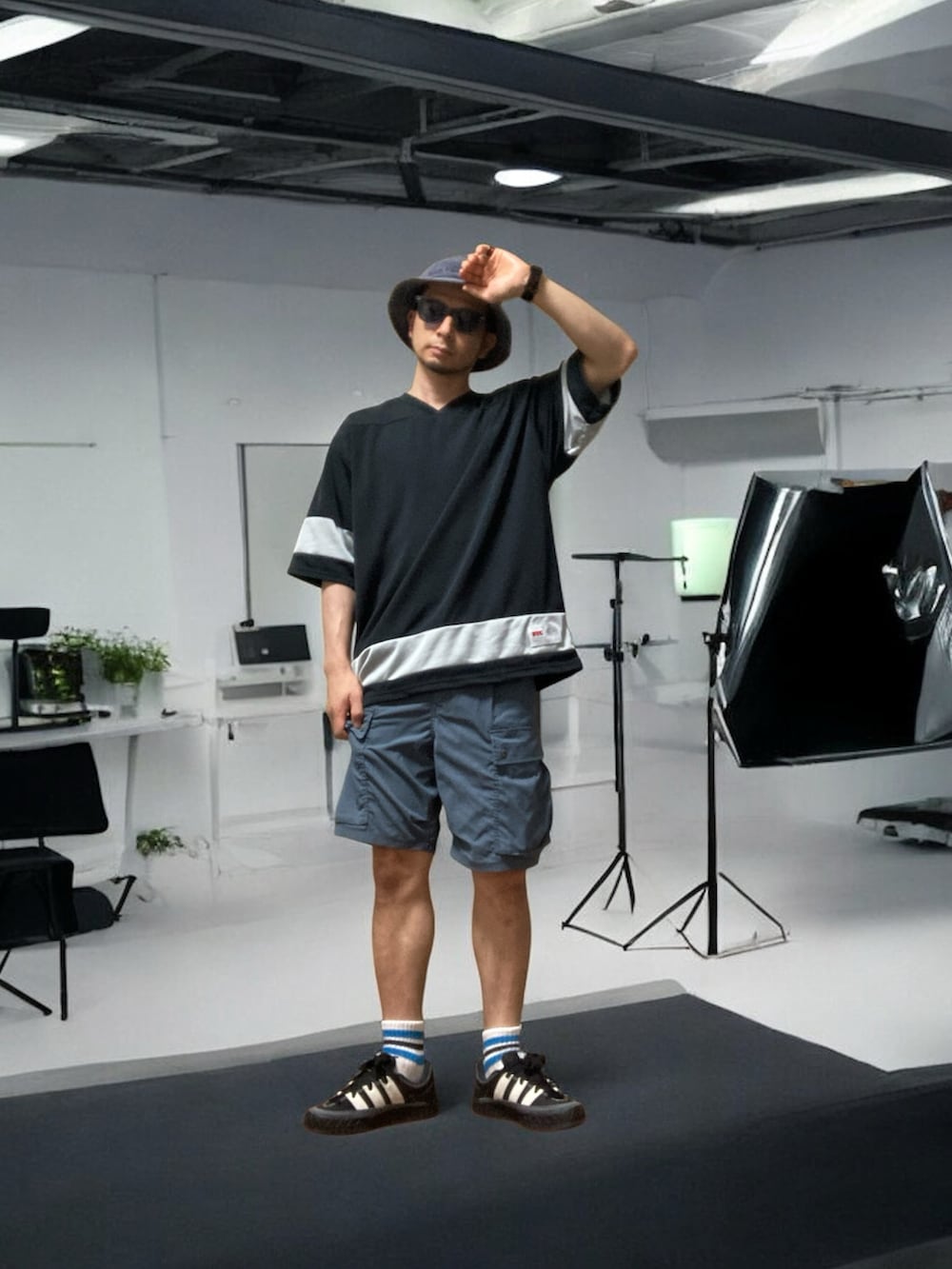 ブラック系のTシャツ/カットソー、ブルー系のカーゴパンツ、ブラック系のスニーカーを着用したメンズの夏コーディネートの2枚目の写真