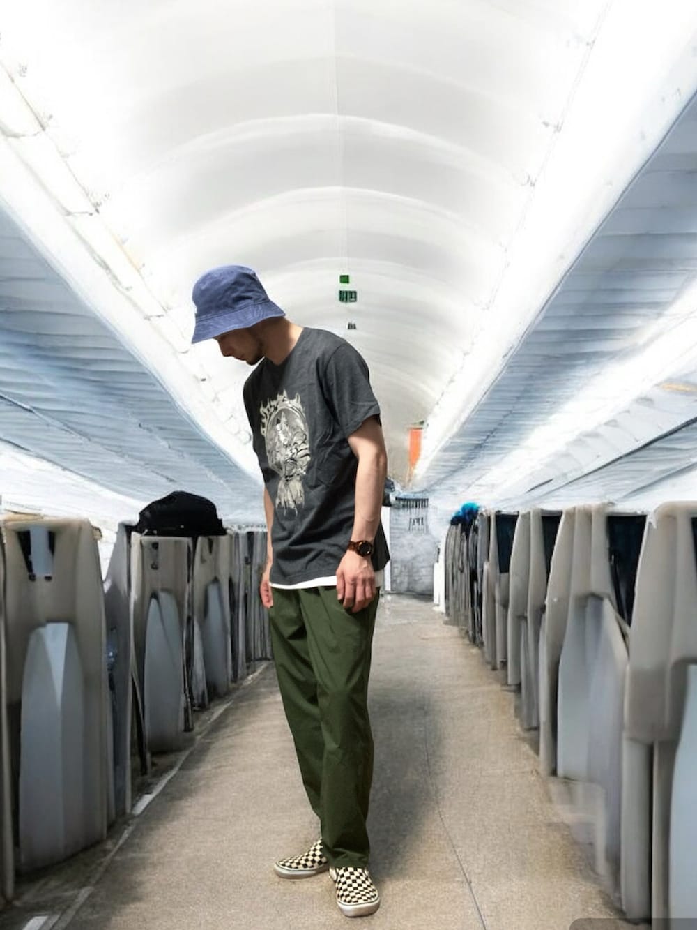 「おじさん、あごひげ、もみあげ、バケットハット、Tシャツ、スラックス、スニーカー」｜「workmanのアイテム（スラックス、グリーン系）」を使った、モミヒゲさん（メンズ・175cm）の夏コーディネートの3枚目の写真