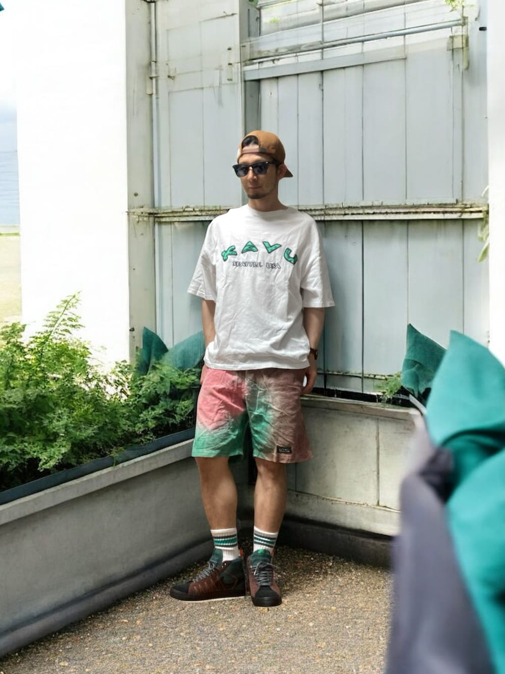 その他のパンツ、ホワイト系のTシャツ/カットソー、ブラウン系のスニーカーを着用したメンズの夏コーディネートの4枚目の写真