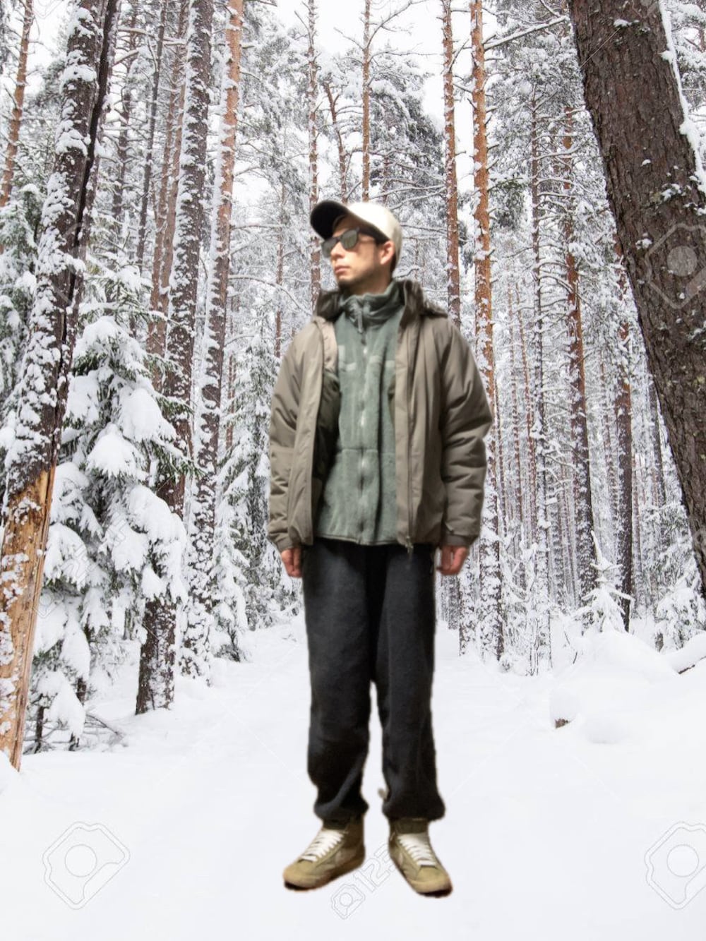 グレー系のその他パンツ、ベージュ系のスニーカー、グレー系のミリタリージャケットを着用したメンズの冬コーディネートの2枚目の写真