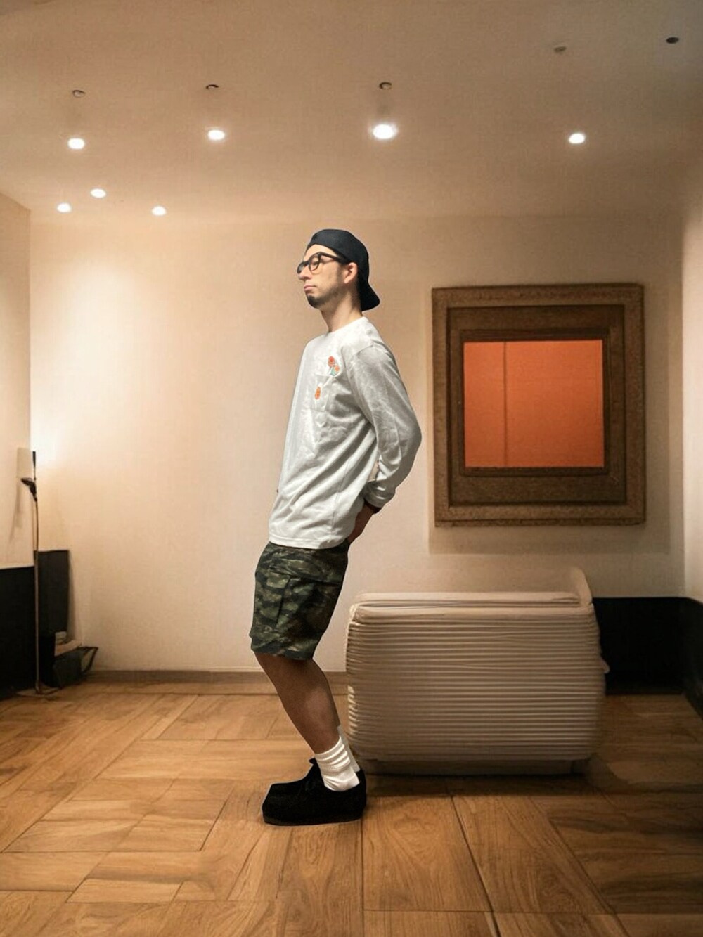 グレー系のTシャツ/カットソー、その他のカーゴパンツ、ブラック系のモカシン/デッキシューズを着用したメンズの秋コーディネートの4枚目の写真