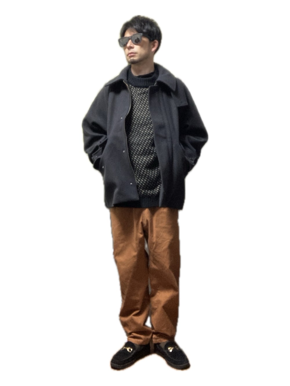 ブラウン系のチノパンツ、ブラック系のローファー、グレー系のその他アウターを着用したメンズの冬コーディネートの2枚目の写真