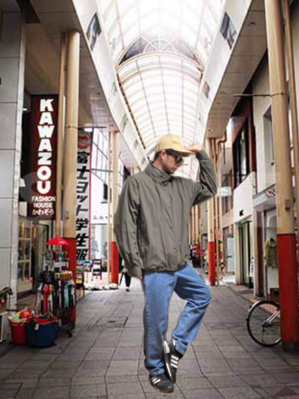 ブルー系のデニムパンツ、ブラック系のスニーカー、その他のその他アウターを着用したメンズの冬コーディネートの4枚目の写真