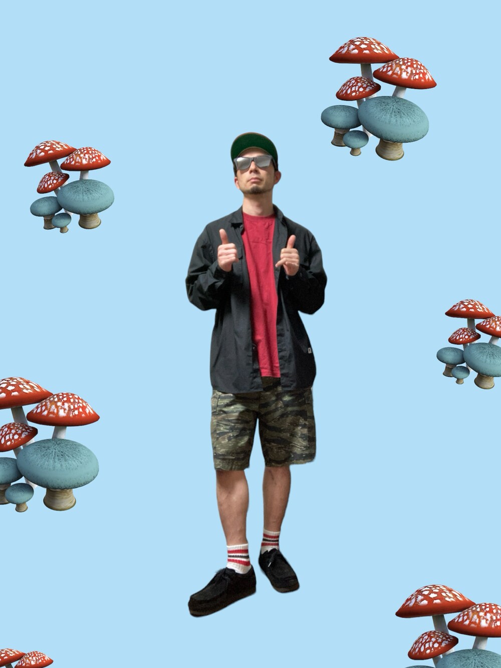 ブラック系のモカシン/デッキシューズ、その他のカーゴパンツ、レッド系のTシャツ/カットソーを着用したメンズの春コーディネートの5枚目の写真