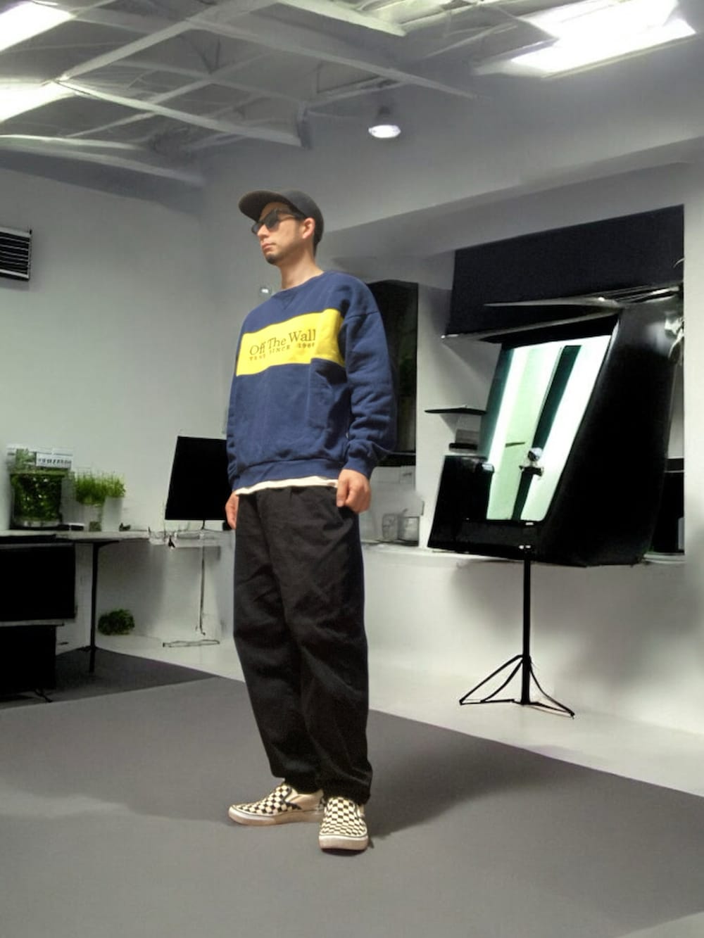 ブラック系のデニムパンツ、ホワイト系のスリッポン、ブルー系のスウェットを着用したメンズの春コーディネートの2枚目の写真