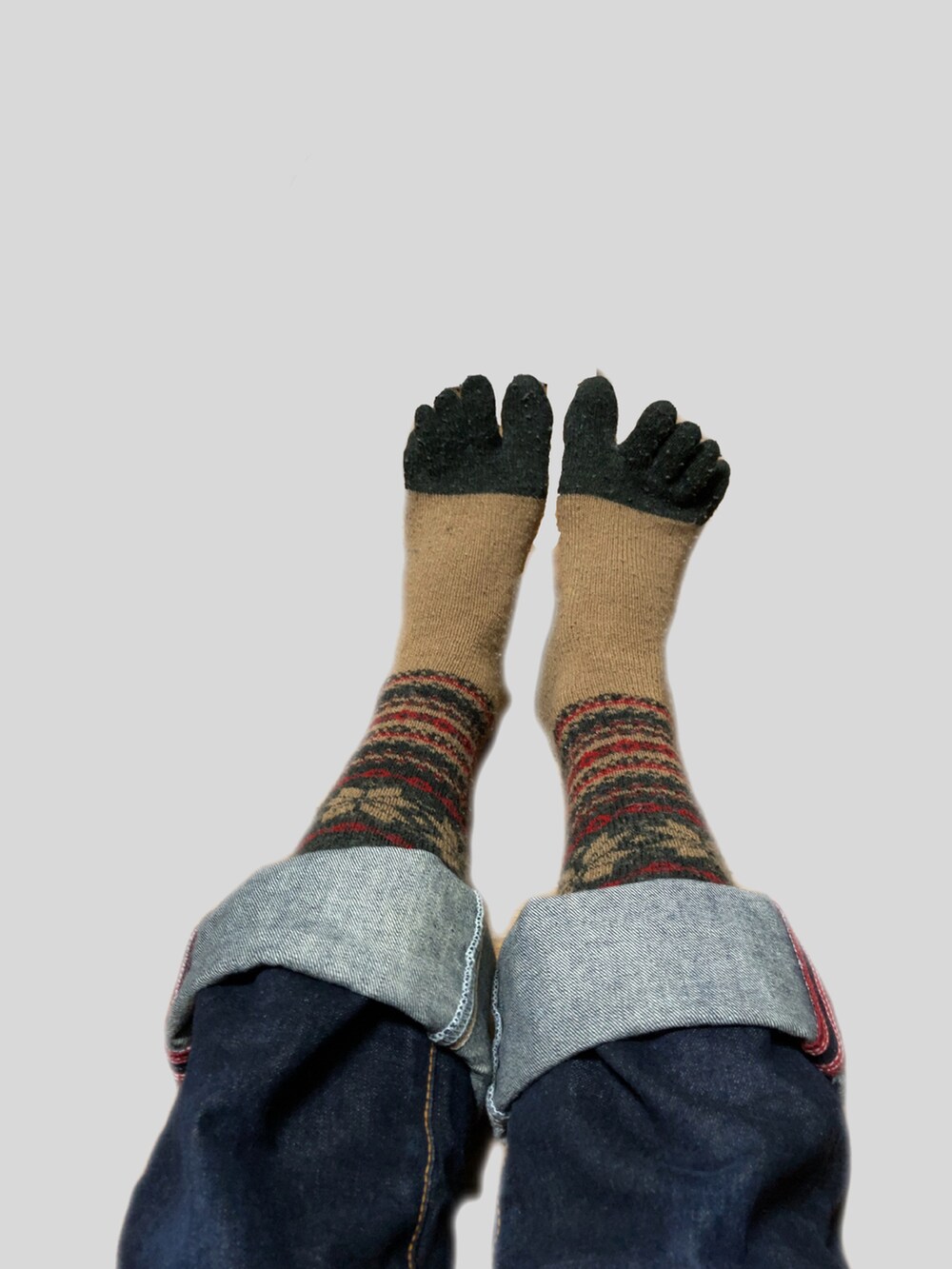 ブラック系のモカシン/デッキシューズ、ブルー系のデニムパンツ、グレー系のパーカーを着用したメンズの冬コーディネートの5枚目の写真
