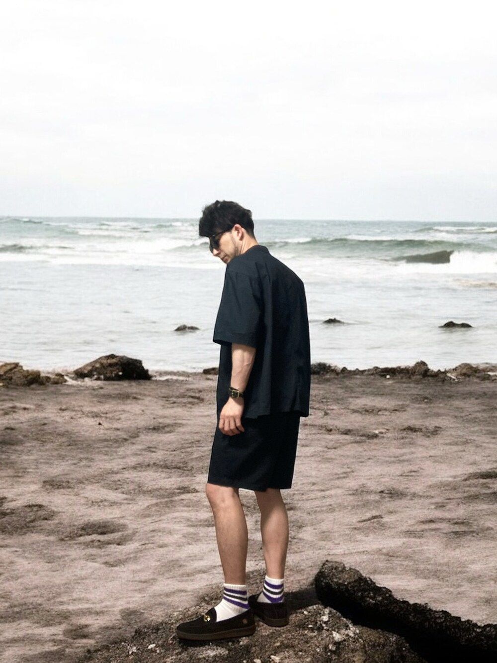 ブラック系のローファー、ブラック系のチノパンツ、ブラック系のシャツ/ブラウスを着用したメンズの夏コーディネートの4枚目の写真