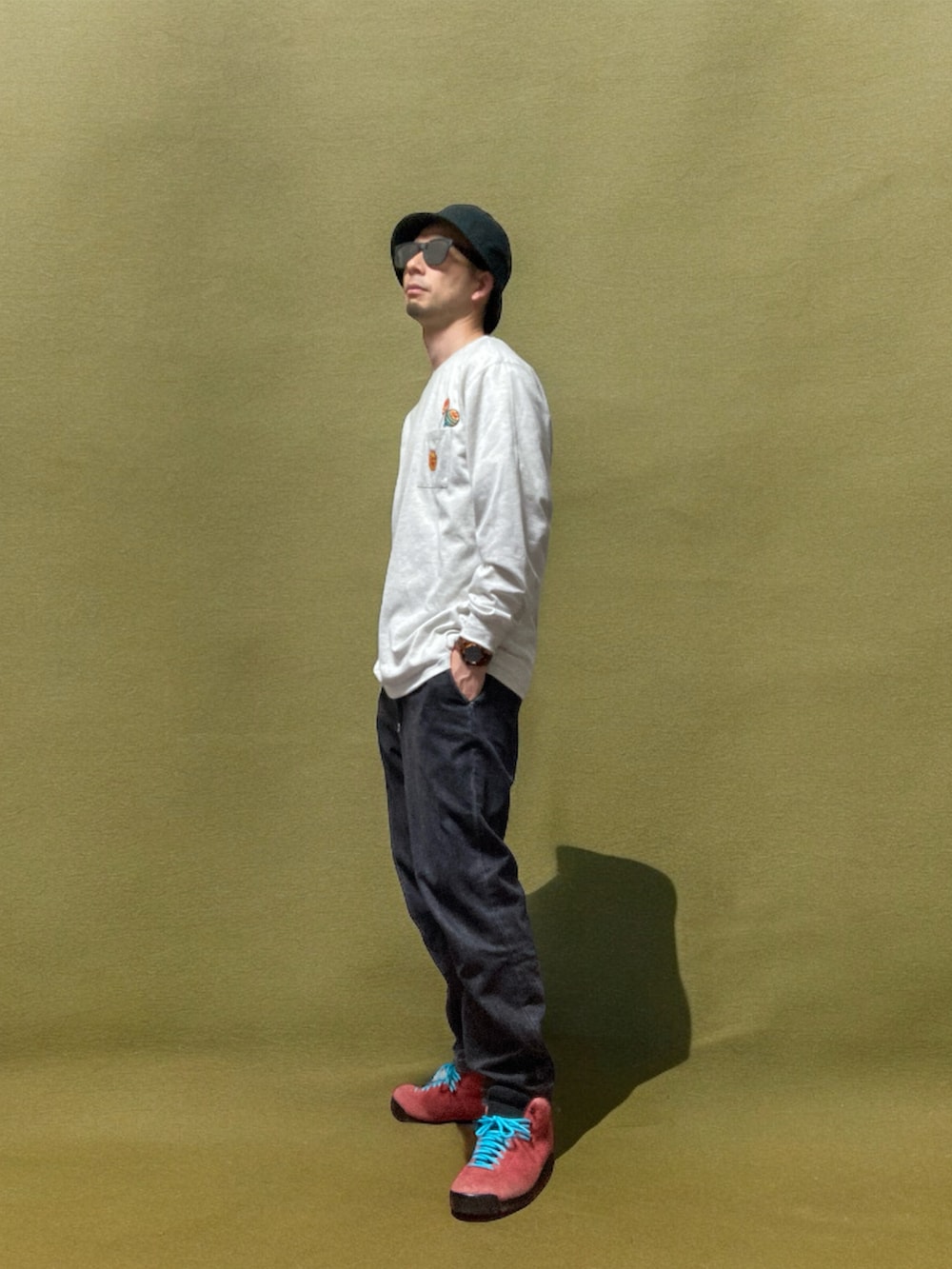 「おじさん、あごひげ、もみあげ、バケットハット、ロンT、チュッパチャップス、デニムパンツ、スニーカー、エアマグマ、狩野英孝」｜「newhattanのnewhattan /ニューハッタン ウォッシュド コットン ツイル バケットハット（ハット、ブラック系）」を使った、モミヒゲさん（メンズ・175cm）の春コーディネートの2枚目の写真