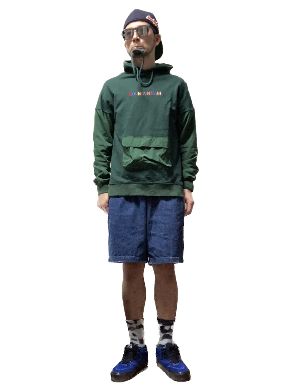 グリーン系のパーカー、ブルー系のデニムパンツ、ブルー系のスニーカーを着用したメンズの秋コーディネートの5枚目の写真