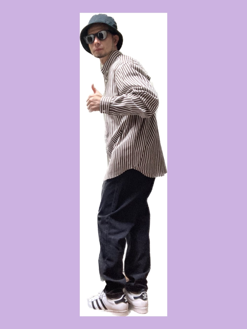 ブラック系のデニムパンツ、ホワイト系のスニーカー、ブラウン系のシャツ/ブラウスを着用したメンズの春コーディネートの4枚目の写真