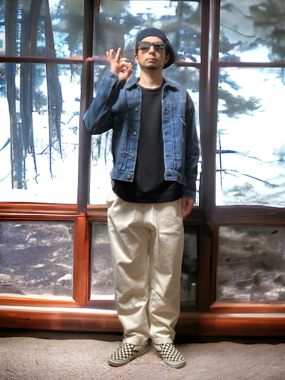 ホワイト系のチノパンツ、ホワイト系のスリッポン、ブラック系のスウェットを着用したメンズの春コーディネートの4枚目の写真