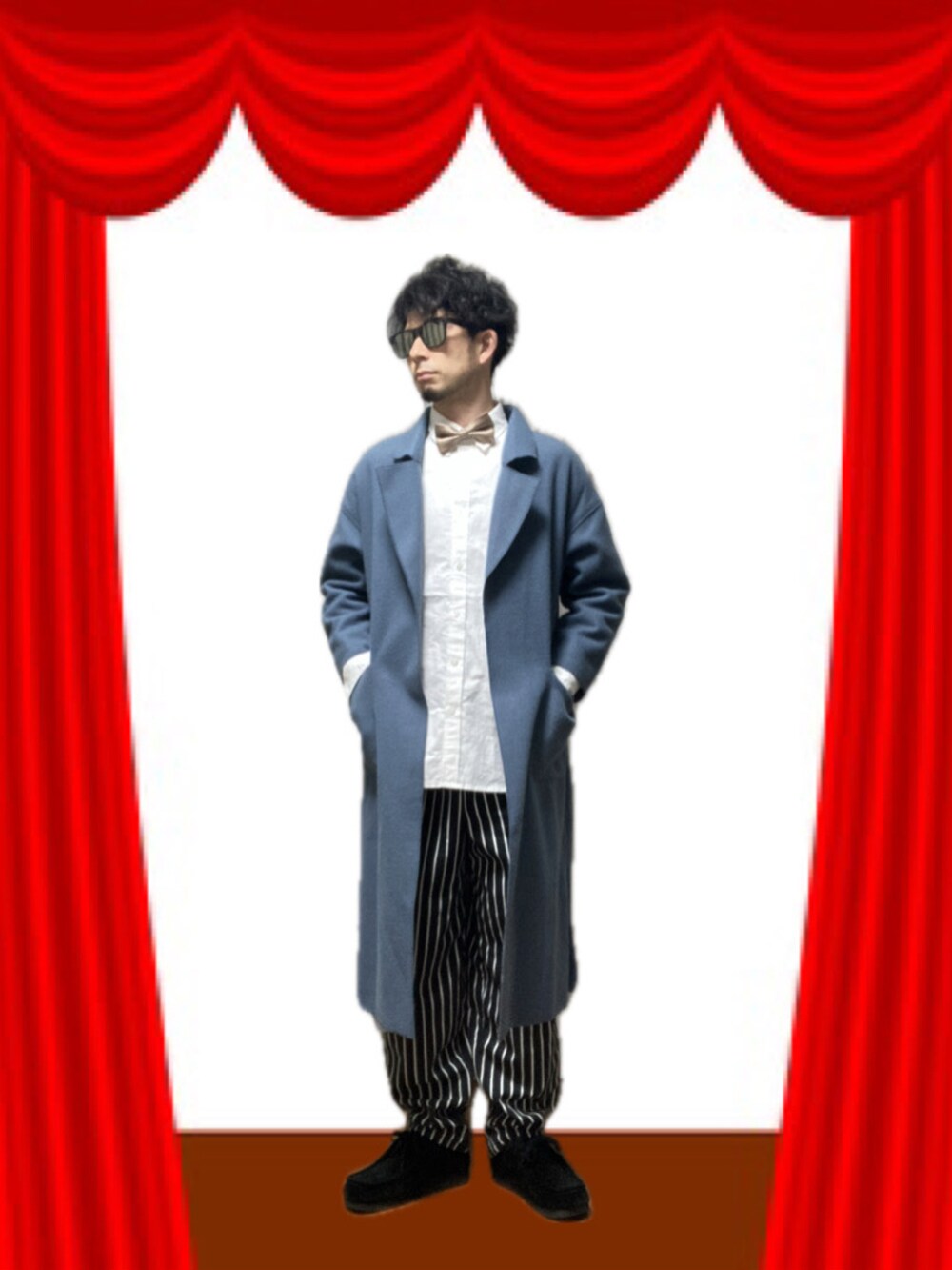 ブルー系のチェスターコート、ホワイト系のシャツ/ブラウス、ブラック系のチノパンツを着用したメンズの冬コーディネートの2枚目の写真