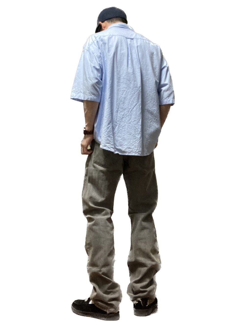 ブルー系のシャツ/ブラウス、ブラック系のローファー、グレー系のデニムパンツを着用したメンズの秋コーディネートの5枚目の写真