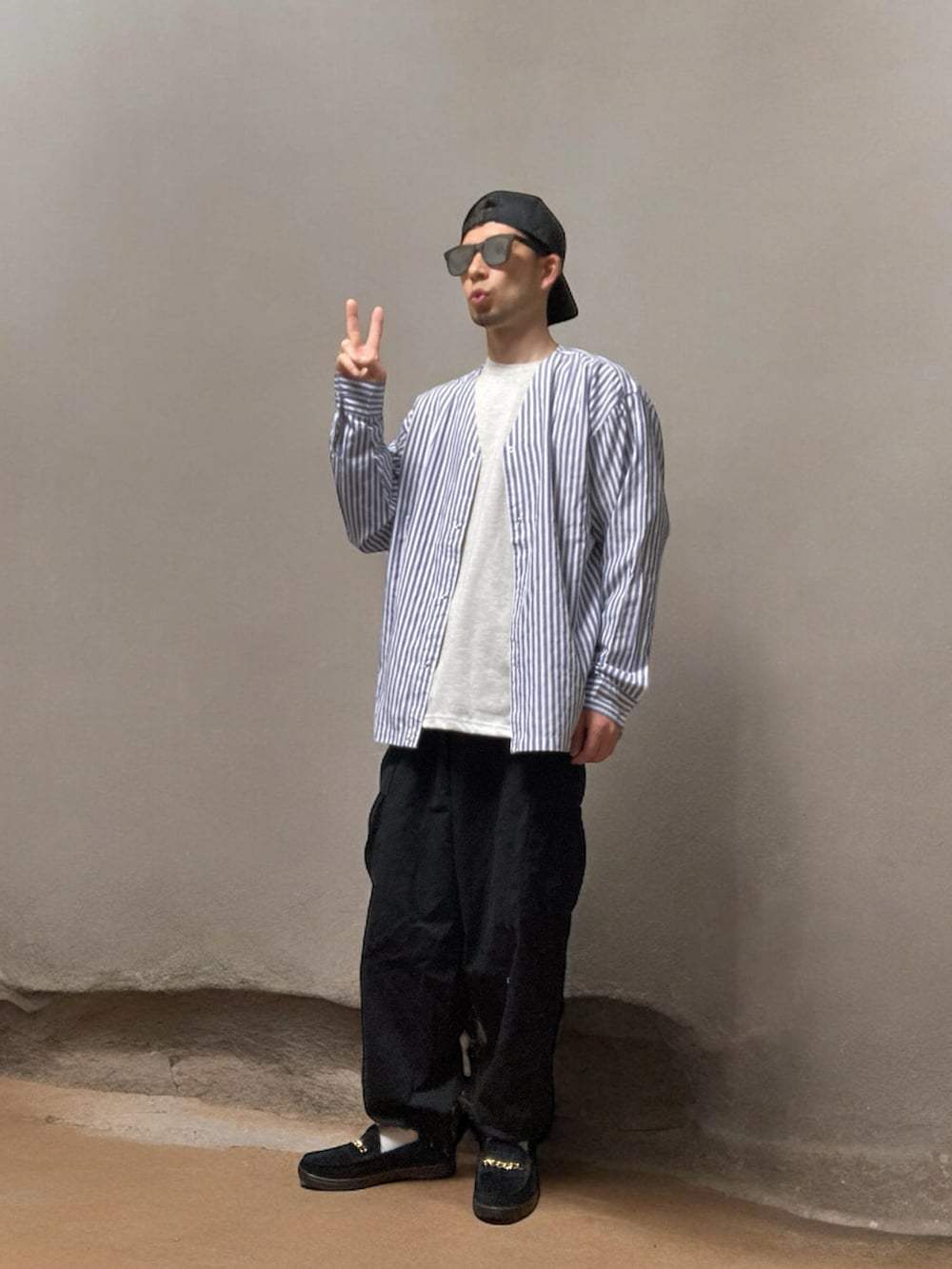 「おじさん、あごひげ、もみあげ、キャップ、エロかぶり、ノーカラーシャツ、ロンT、カーゴパンツ、チェーンローファー、ローファー、スティールボールラン、ジャイロ」|「GRAVISのGravis/グラビス ODJICK CHAIN オジェック チェーン ローファー 25221(ローファー、ブラック系)」を使った、モミヒゲさん(メンズ・175cm)の春コーディネートの4枚目の写真