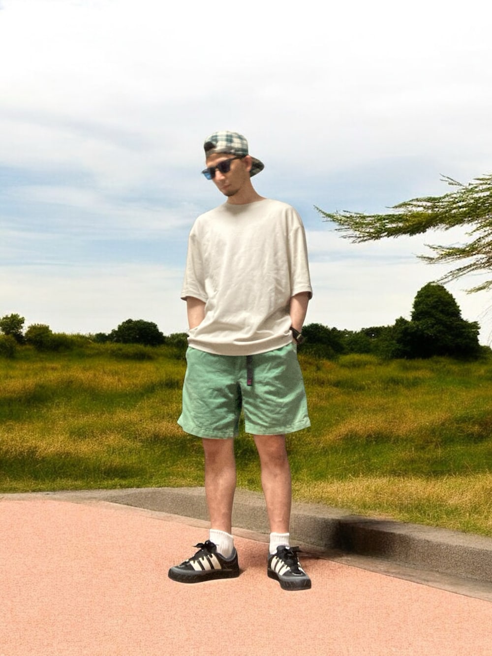 「おじさん、あごひげ、もみあげ、キャップ、Tシャツ、短パン、スニーカー、ミドラー、ジョジョの奇妙な冒険」｜「UNIQLOのエアリズムコットンオーバーサイズTシャツ（5分袖）（Tシャツ/カットソー、ブラウン系）」を使った、モミヒゲさん（メンズ・175cm）の夏コーディネートの2枚目の写真