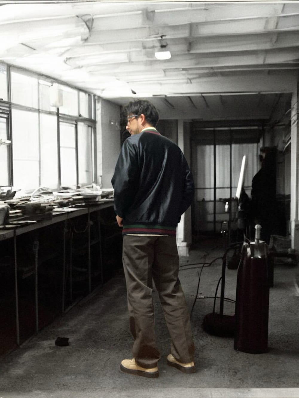 ブラウン系のチノパンツ、イエロー系のシャツ/ブラウス、ブラック系のノーカラージャケットを着用したメンズの秋コーディネートの3枚目の写真