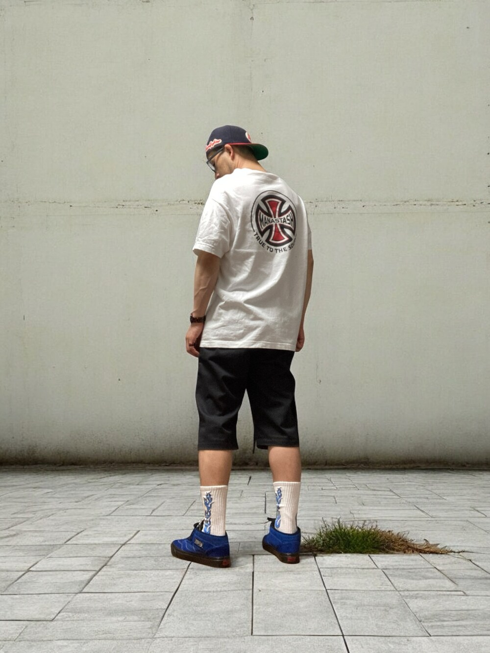 ホワイト系のTシャツ/カットソー、ブルー系のスニーカー、ブラック系のチノパンツを着用したメンズの夏コーディネートの3枚目の写真