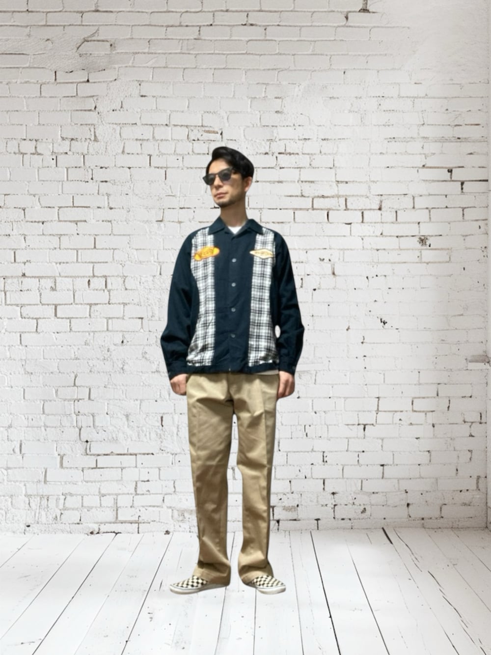 ホワイト系のスリッポン、ブルー系のその他アウター、ブルー系のシャツ/ブラウスを着用したメンズの冬コーディネートの3枚目の写真