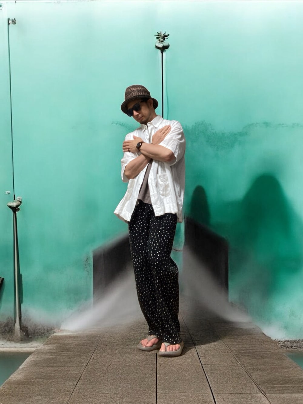 ブラック系のその他パンツ、ベージュ系のサンダル、ホワイト系のシャツ/ブラウスを着用したメンズの夏コーディネートの4枚目の写真